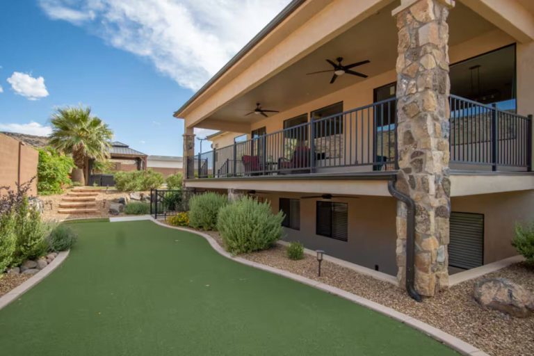 Private Pickleball & Putting Green | Up to 16!