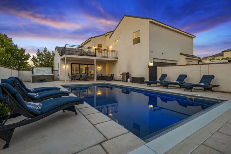 Private Backyard Oasis - Pool, Spa, Sun Loungers, BBQ